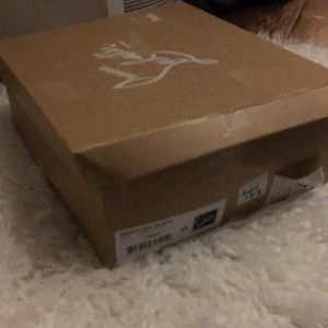 More pictures of Christian louboutin box.